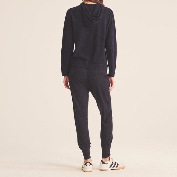 Naadam Off-Duty Cashmere Jogger in Black Small - Picture 4 of 16